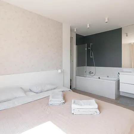 Lägenhet Treetop Near Mtp *